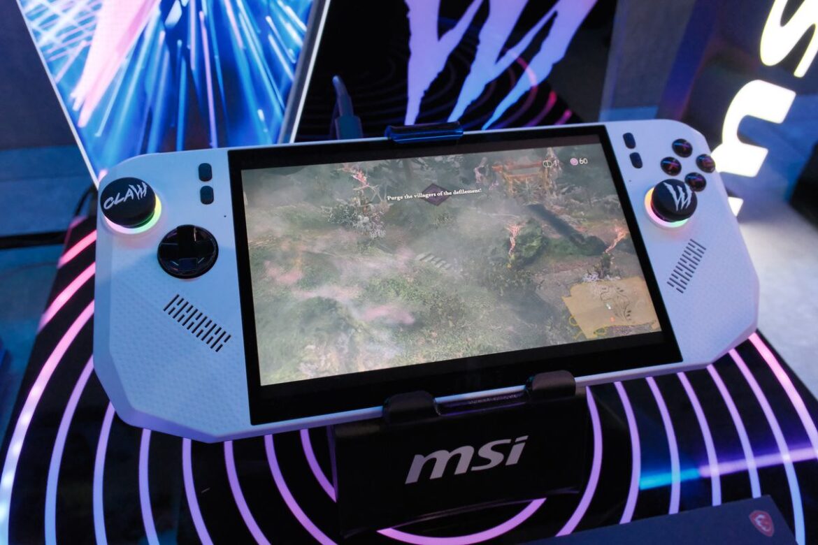 MSIのポータブルゲーム機「Claw」にRyzen版が登場。漆塗りの浮世絵ノートも – PC Watch MSIのポータブルゲーム機「Claw」にRyzen版が登場。漆塗りの浮世絵ノートも - PC Watch
