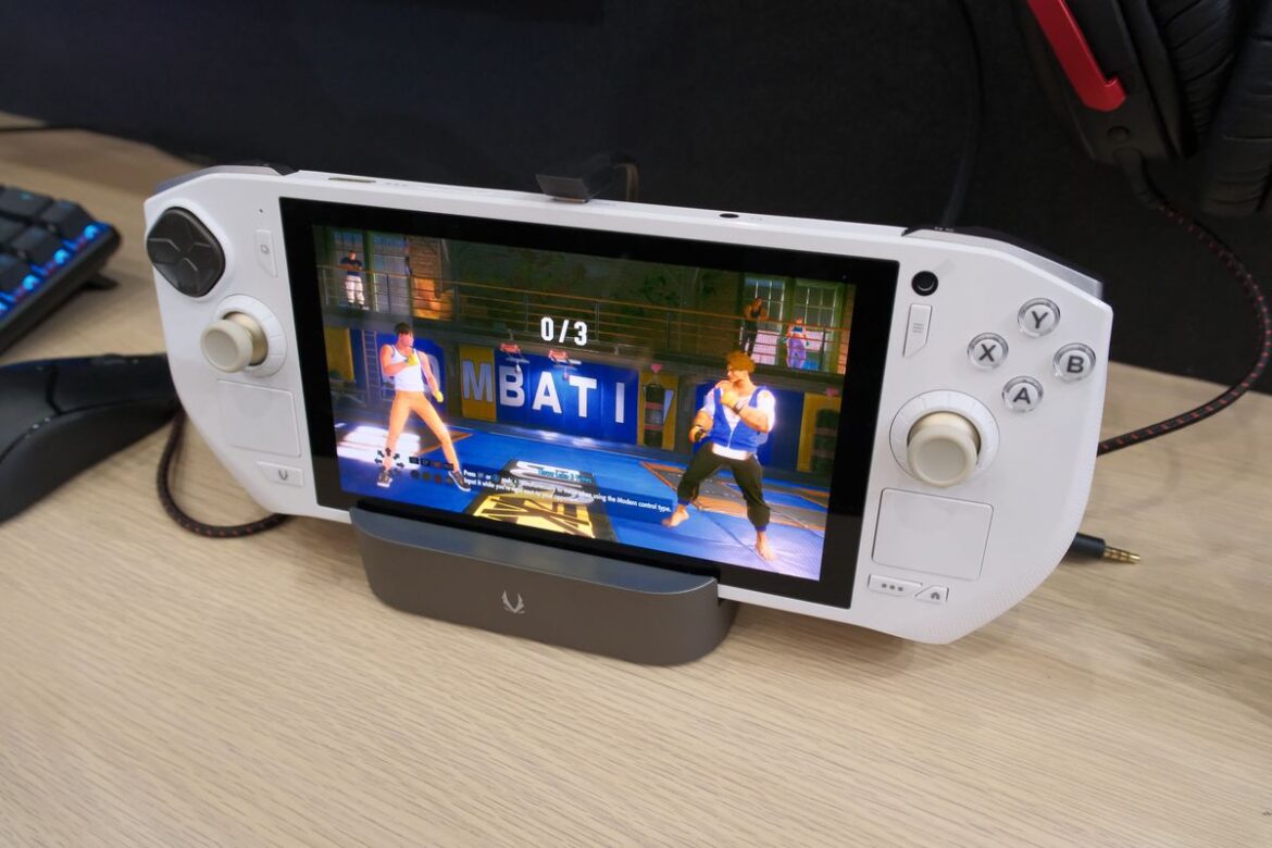 Linux標準搭載のポータブルゲーム機。ZOTACがプロトタイプ展示 - PC Watch