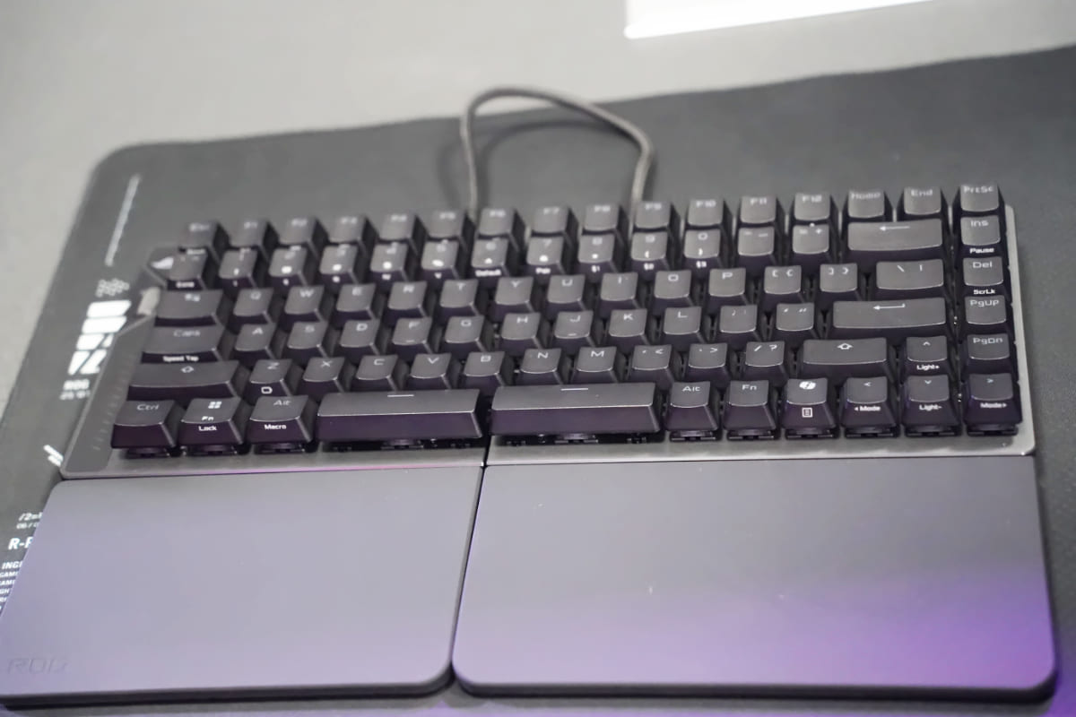 普通のキーボードに見えますが・・・