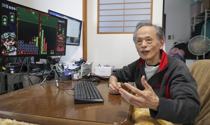 ゲーム開発への思いを語る仁井谷さん、千葉県内の自宅で