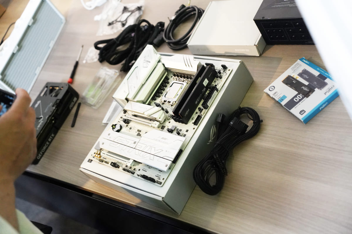 パラパラと置かれたPCパーツ