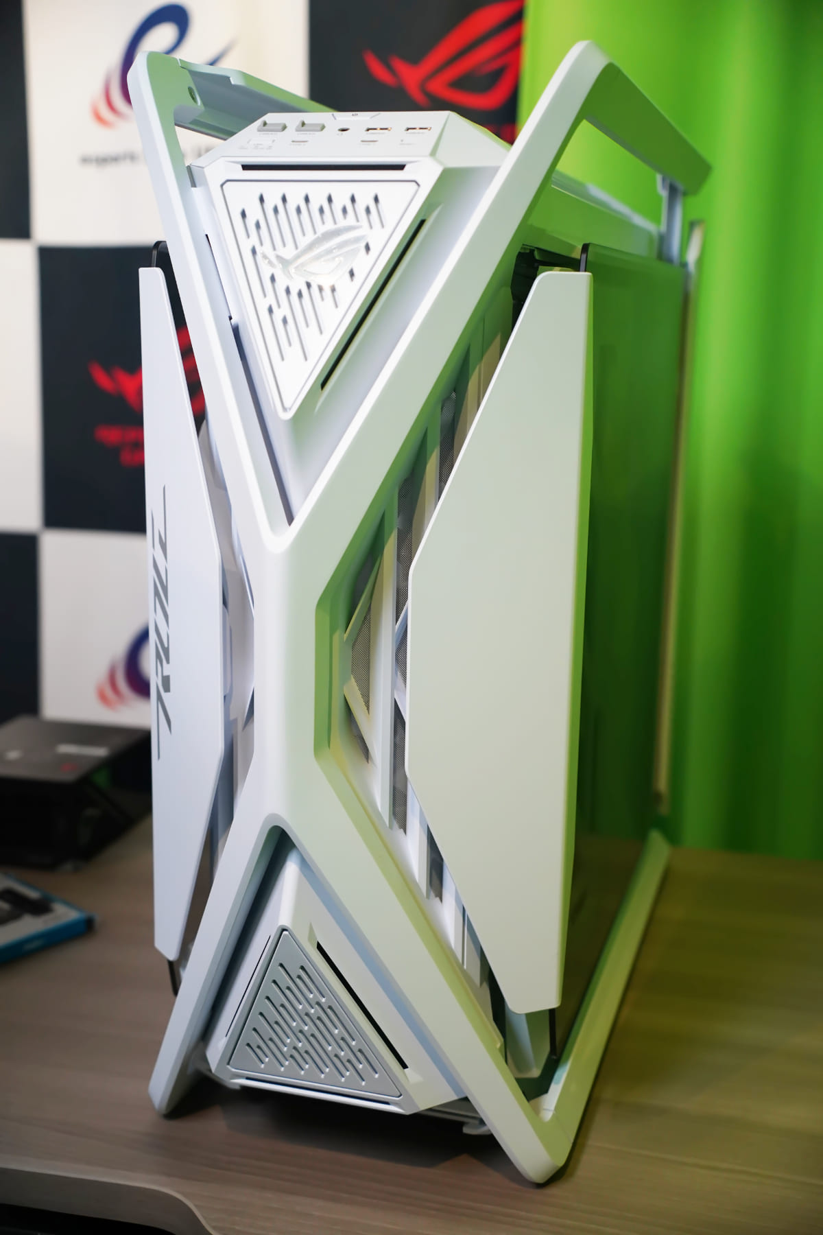 ROG Hyperion GR701