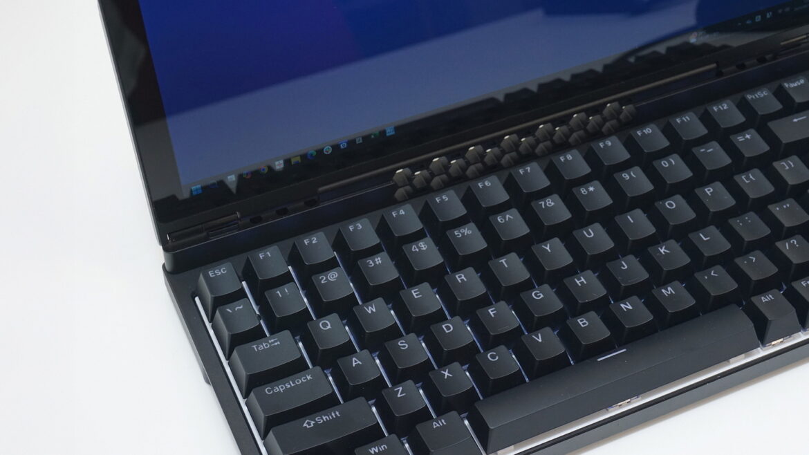 サイキョーのサブモニター兼ゲーミングキーボード、サンコー「10インチモニター搭載メカニカルキーボード」を試す - AKIBA PC Hotline!