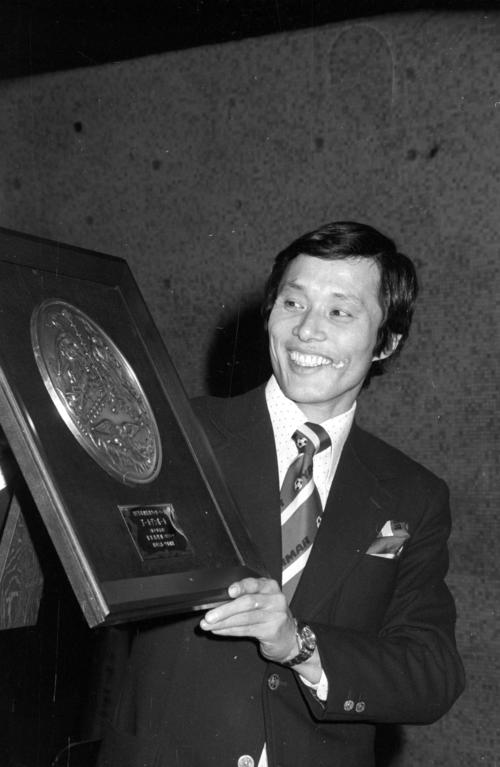 1975年度日本リーグ表彰式で　得点王とアシスト王個人2冠に輝いたヤンマーディーゼル釜本邦茂＝75年12月22日