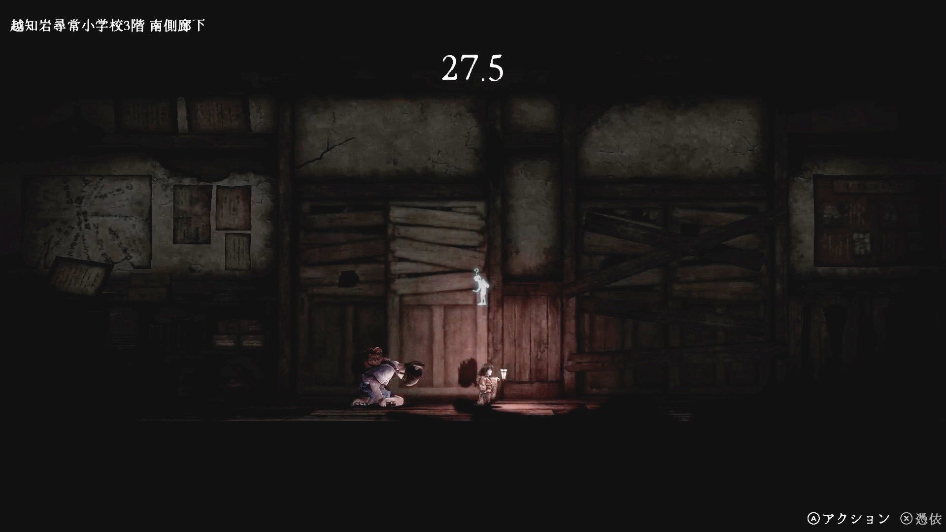 記事画像3: 暗い室内で、キャラクターがランプを持ち、不気味な雰囲気を醸し出している。