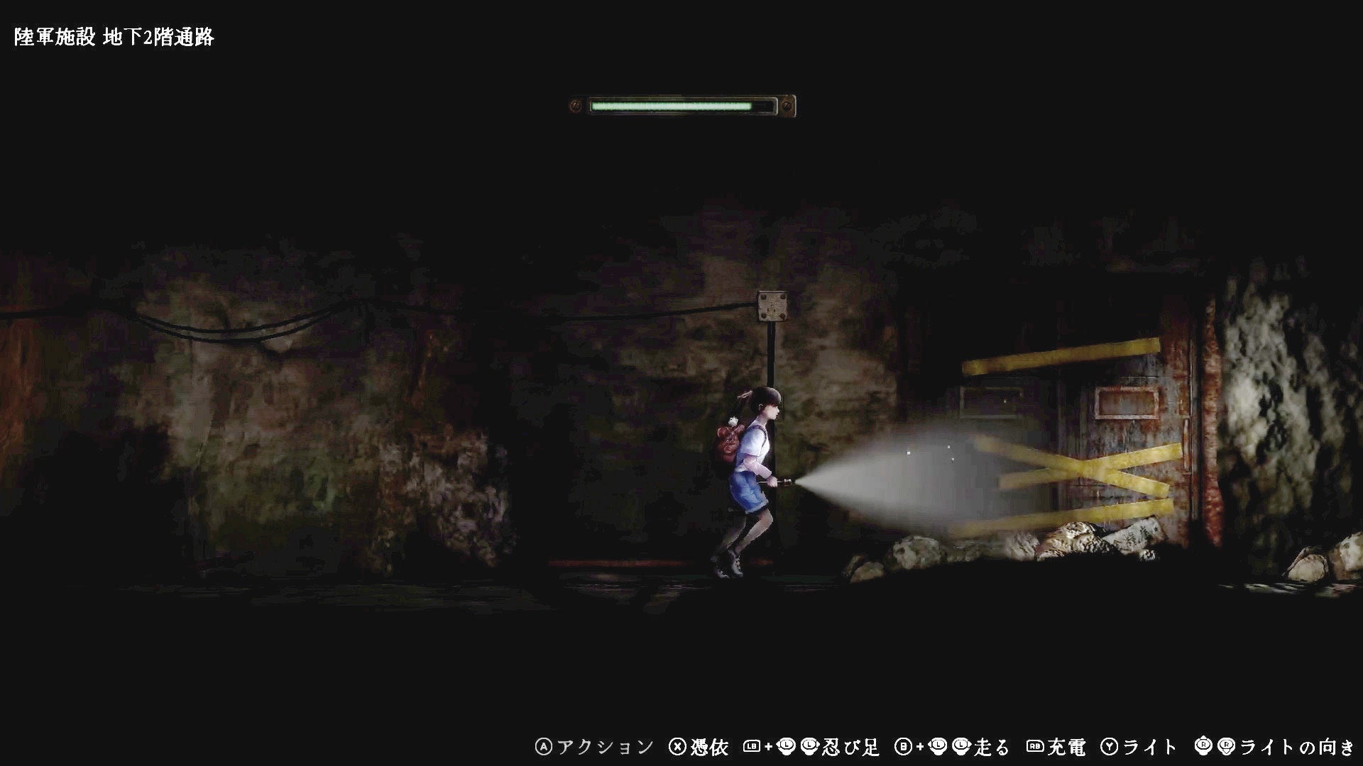 記事画像4: 暗い地下通路で懐中電灯を持つ少女