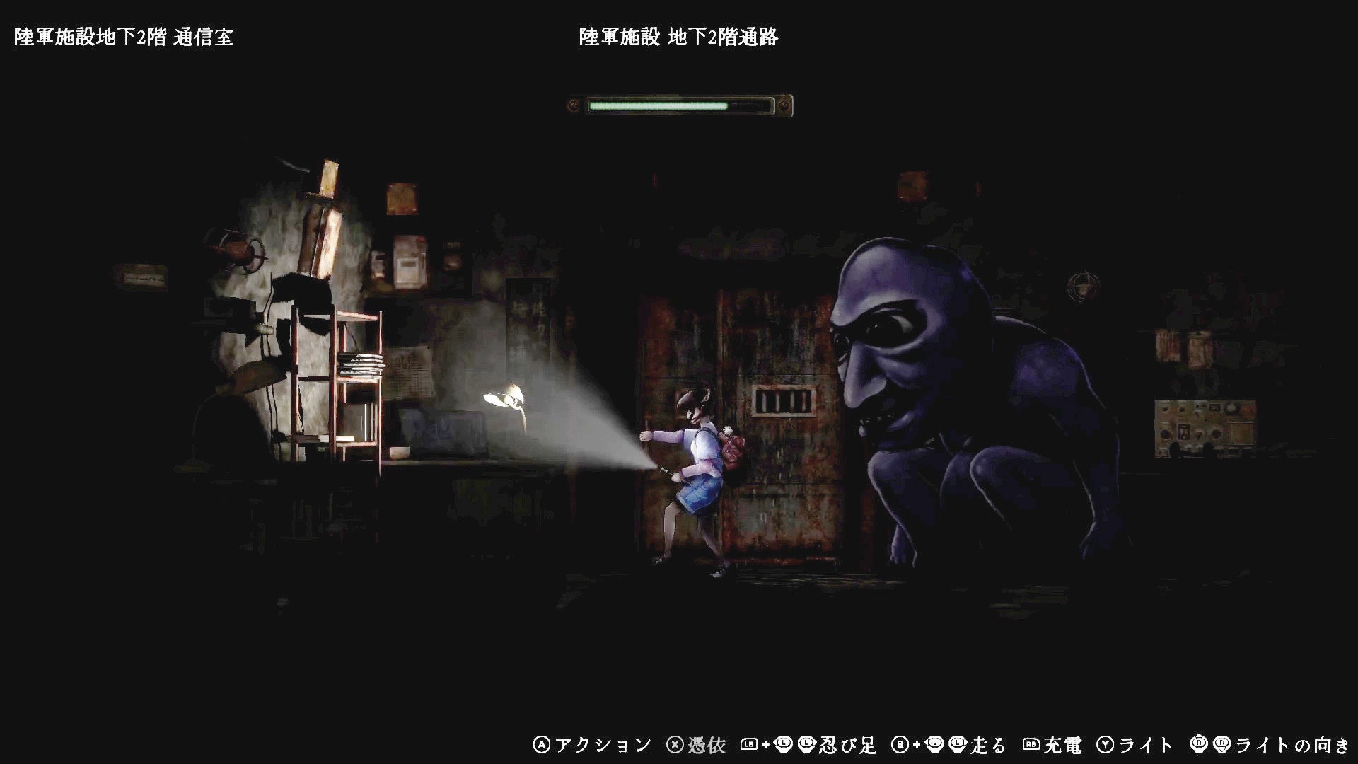 記事画像5: 暗闇の中、懐中電灯で照らす少女と異形のクリーチャー