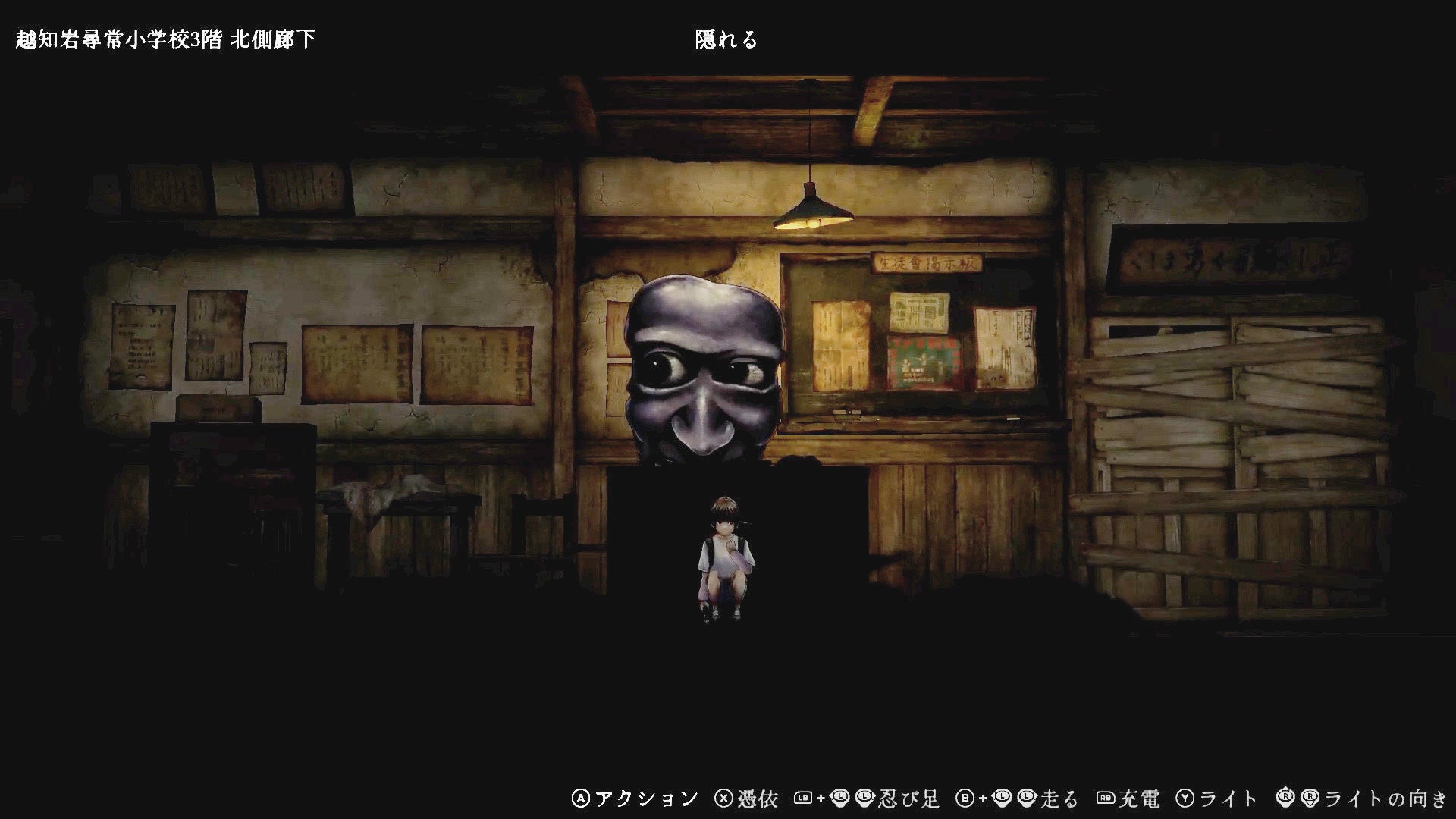 記事画像9: 不気味なマスクと子供が学校の暗い廊下に立っている。