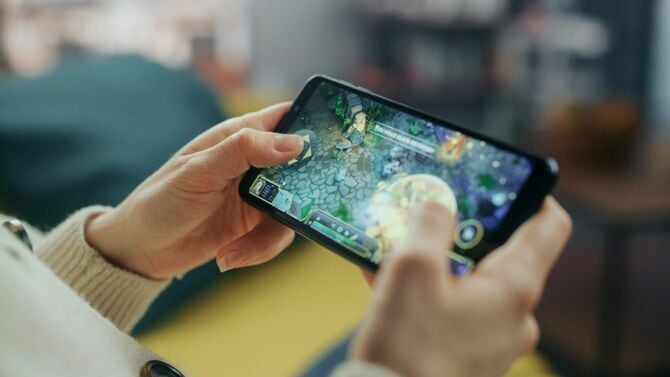 スマートフォンでゲームをする人