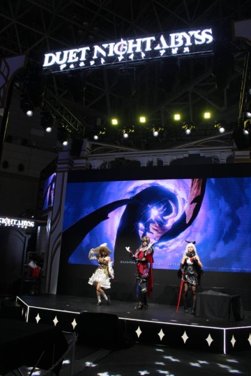 ブース正面ではコスプレイヤーが登壇した