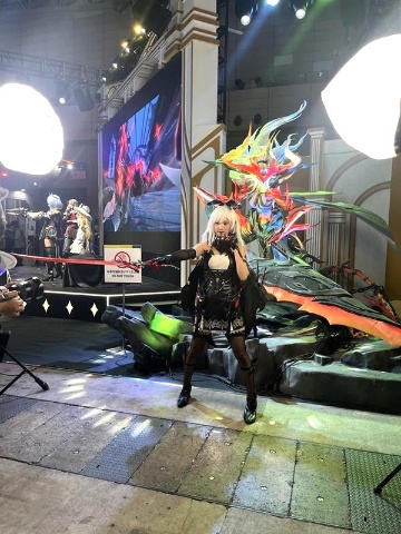 大型ジオラマの前でポージングするベレニカのコスプレイヤー