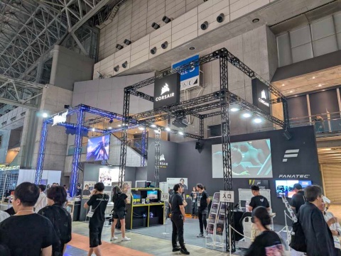 Corsair Japanは「Fanatec」ブランドのレーシングデバイスを大きく紹介。同社は今後、レーシングデバイスも力を入れたいという
