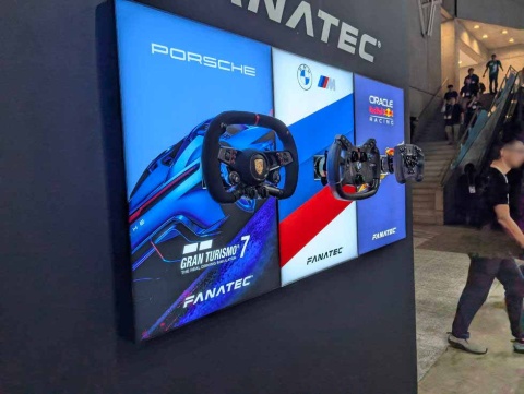 同社のレーシングコントローラーのハンドルは、好みによって変えることができる。Corsair Japanブースでは、自動車メーカーやF1チームとコラボしたモデルを展示していた