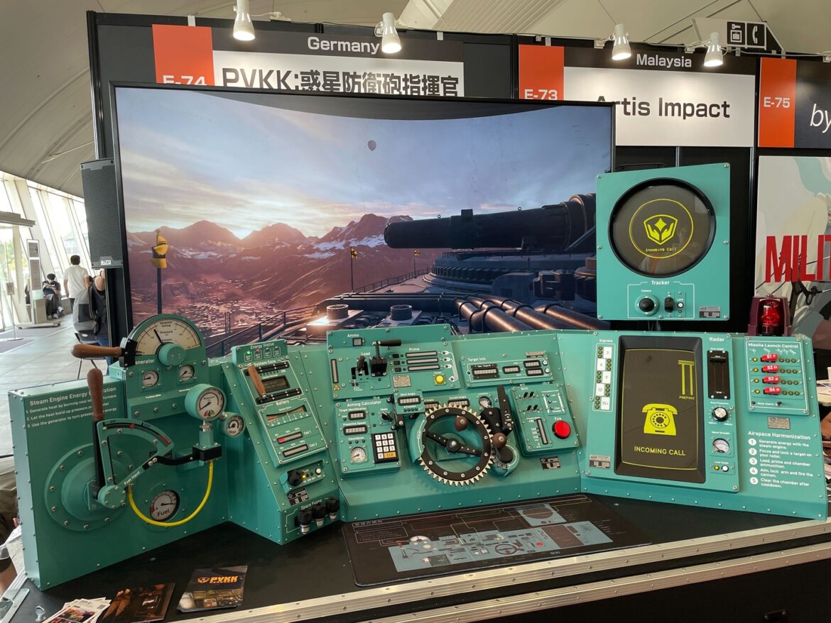装飾用ボタン一切なし！ リアルなコンソールを操作して大砲を撃て!! 「PVKK: 惑星防衛砲指揮官」完全再現コントローラー登場【TGS2025】 - GAME Watch