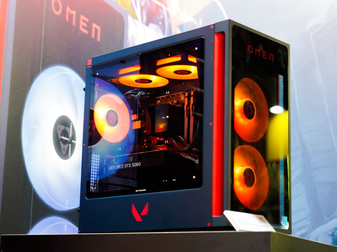 日本HP、「VALORANT」コラボPC「OMEN 35L VALORANT Limited Edition」の魅力を解説【TGS2025】