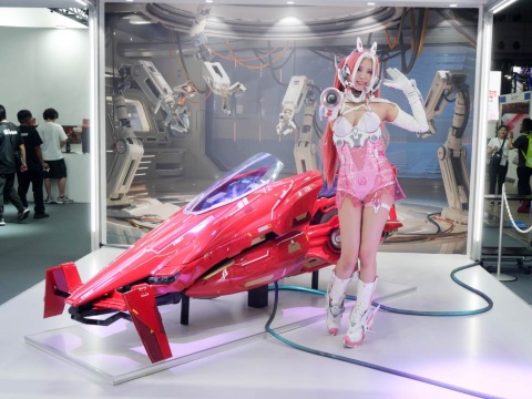 ブース内にはホバーバイクの等身大モデルが展示。時間帯によってはコスプレイヤーが登場し、記念撮影することも可能だ