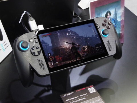 ASUSブースでは、マイクロソフトと開発した新型ポータブルゲーミングPC「ROG Xbox Ally X」と「ROG Xbox Ally」の試遊台を展示