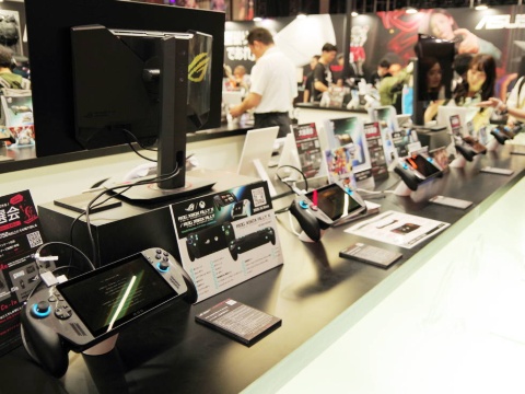 ASUSブースのほとんどは、「ROG Xbox Ally X」と「ROG Xbox Ally」の試遊台となっている。ゲームのみの試遊だが、15分ほど操作できる