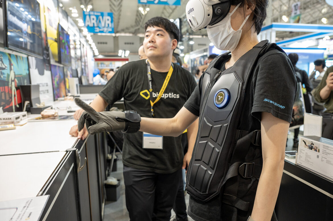 未来のゲームはこう楽しむ？ ハプティックスーツで深まる没入感を体験【TGS2025】 - GAME Watch