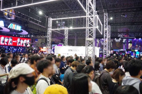ビジネスデイ2日目に開催されたにもかかわらず、ステージ前は人で埋め尽くされていた