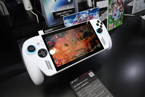 ROG Xbox Allyの持ち心地はXboxコントローラーそのもの。スペック以上に軽く感じられ、エルゴノミクス（人間工学）の観点から工夫を重ねて設計したことがうかがえる