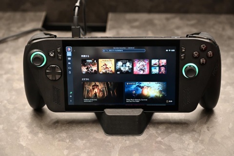 写真は上位機種の「ROG Xbox Ally X」。ゲームライブラリ画面には、XboxストアやGame Passのタイトルだけでなく、Steamなど他ストアで購入したゲームも表示され、起動などが可能