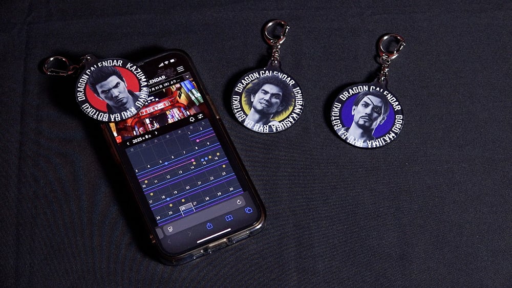 写真:DRAGON CALENDAR.が表示されているスマホと、3種のアクリルキーホルダー。
