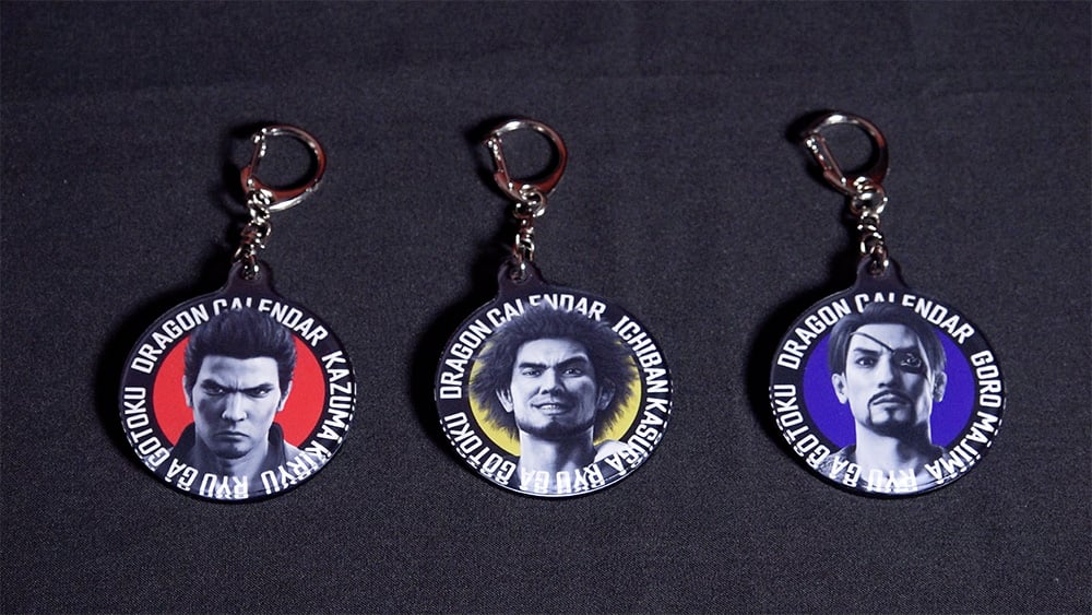 写真:3種のアクリルキーホルダー。