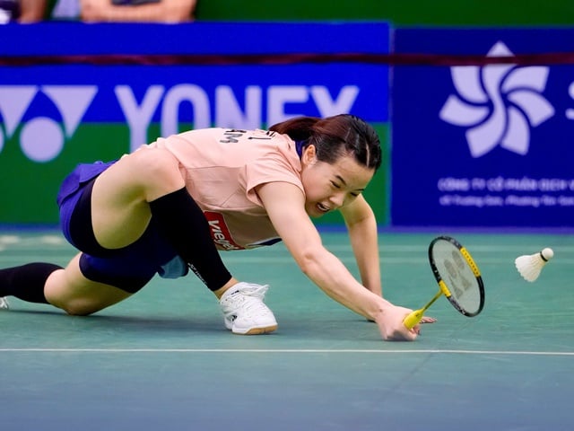 Tay vợt Nguyễn Thùy Linh ngược dòng đánh bại nhà vô địch SEA Games 30 Kisona Selvaduray - Ảnh 2.