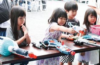 射的を楽しむ子どもたち