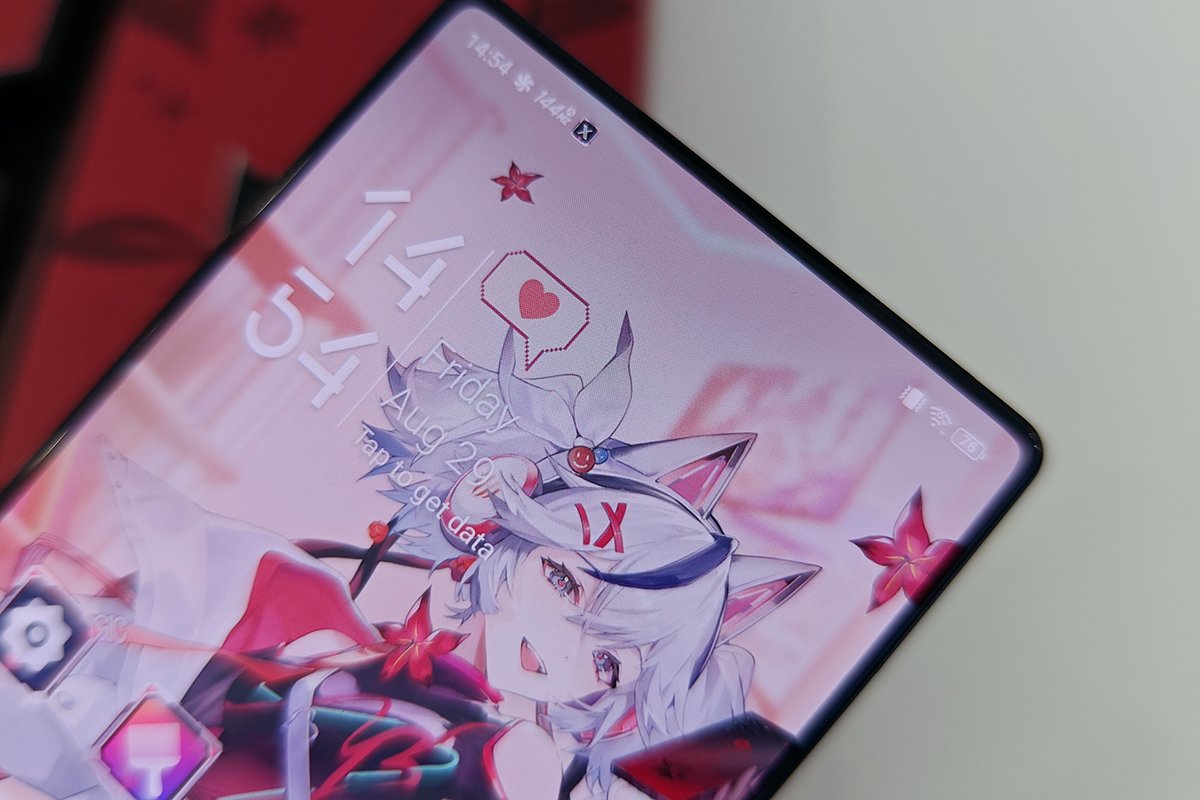 アンダーディスプレイカメラの採用で、画面を遮るものは無し！