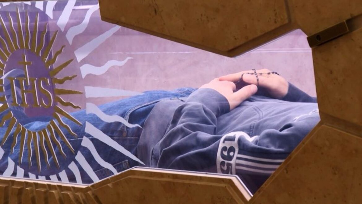 趣味はゲームやペット動画、15歳で死去した「神のインフルエンサー」が聖人に – CNN.co.jp 趣味はゲームやペット動画、15歳で死去した「神のインフルエンサー」が聖人に - CNN.co.jp