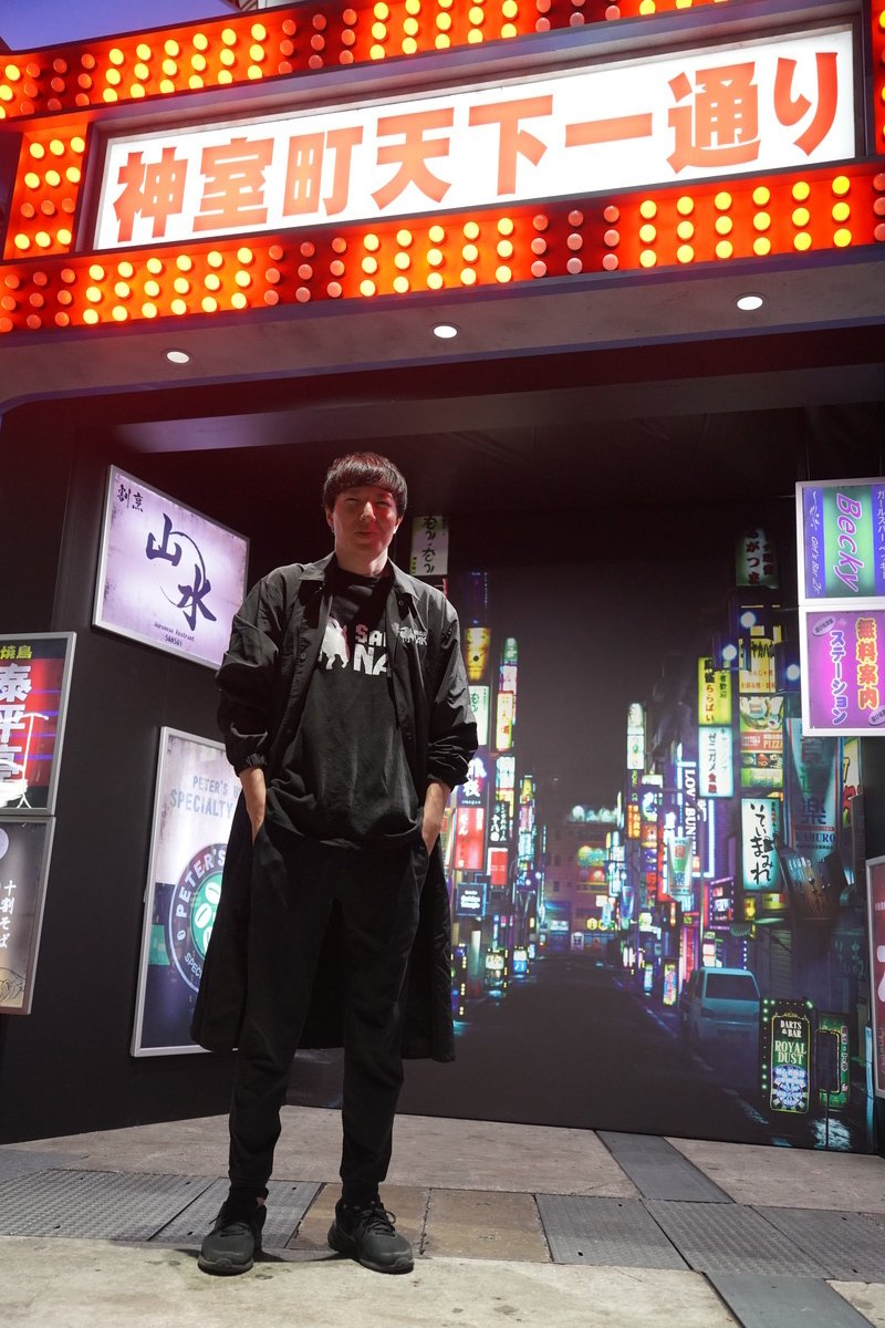 巨大な「神室町天下一通りのゲート」フォトスポット