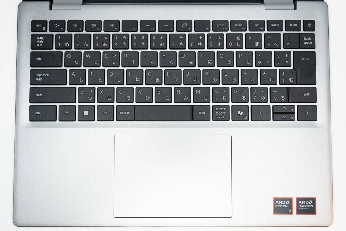 フルサイズのキーボードと大型のクリックボタン一体型トラックパッドが搭載されています