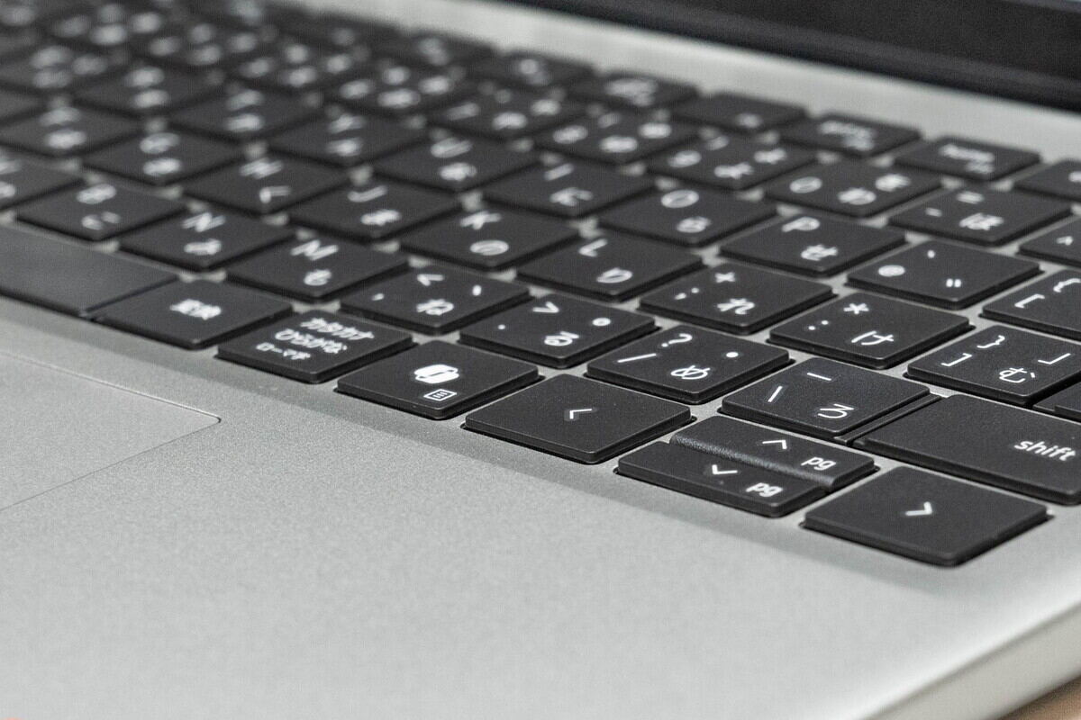 キーボードはノートPCとしては十分に深いストロークがあり、打鍵感も良好です