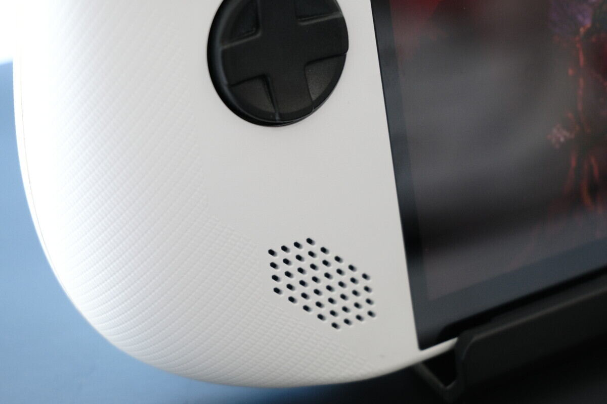 フロントにスピーカーを搭載して音質を改善した