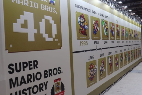スーパーマリオ40周年キャンペーンを記念するヒストリーボード。ここも人気のフォトスポットになっていた