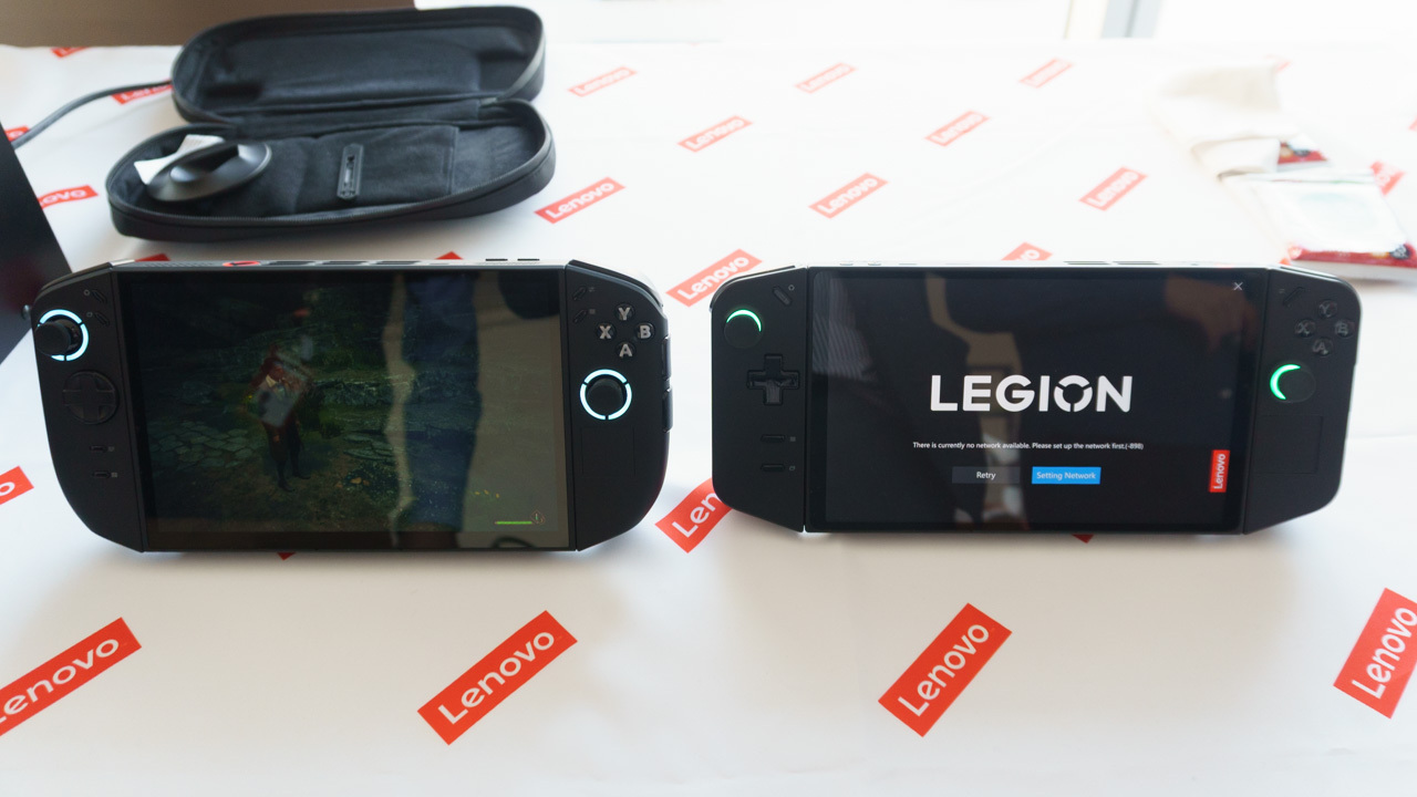 Legion Go Gen 2（左）とGen 1（右）の比較。ジョイスティック周囲のLEDリングの色が異なる