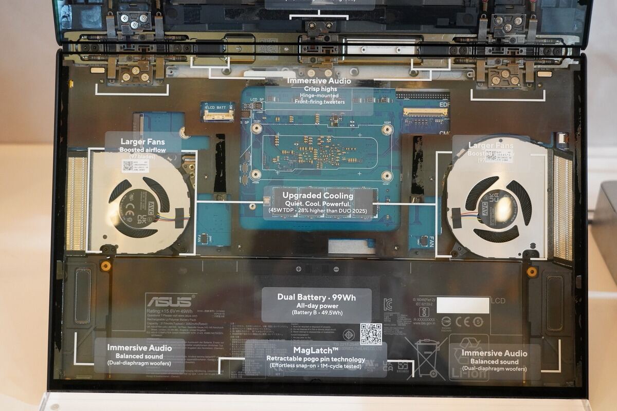 画面下側のアップ。Panther Lakeのメイン基板やバッテリーがあり、内部のここだけ見ると普通のノートPCと変わらない。冷却ファンはそれなりに強化されているようだ