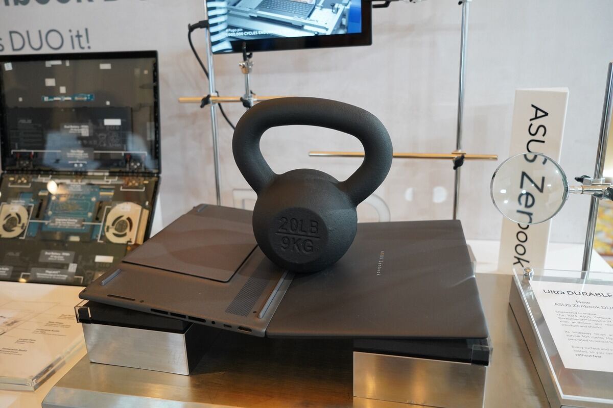 ヒンジは耐荷重15kgとのことだったが、実際に鉄球の乗せて頑強であることをアピールしていた。ちなみに、ヒンジに限らず堅牢さは新型Zenbook DUOのアピールポイントなようで、同機のボディ素材には「セラルミナム」というセラミック材の特殊合金が使われており、耐摩耗・耐衝撃性は特に高いそうだ