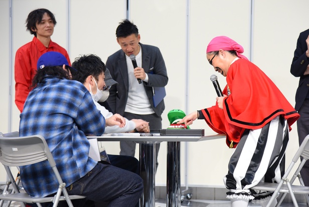 エキシビジョンマッチでは「スーパーイタイワニー」で対戦