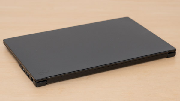 FMV WU7-K3の薄さの写真その2