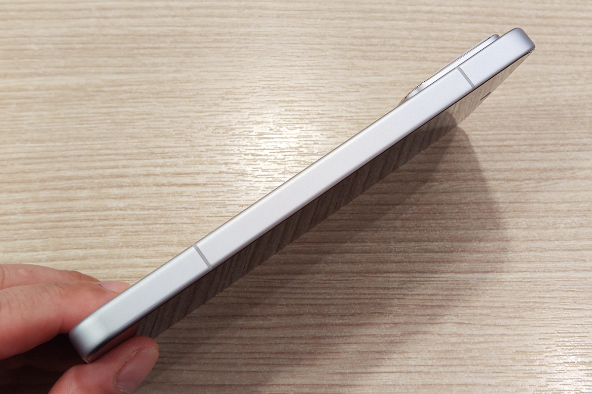 大きさは一般的なスマートフォンと変わらない