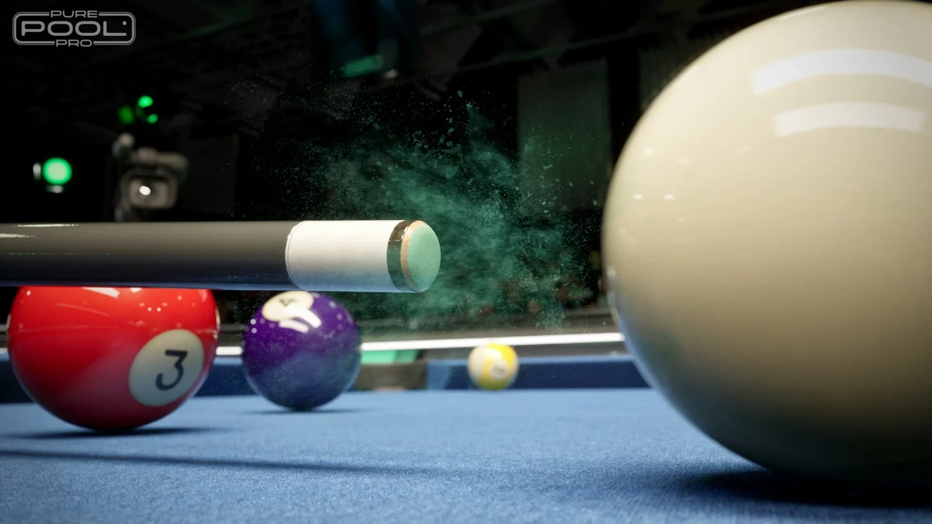 青いビリヤード台でのリアルなショットシーン