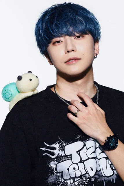 青髪のクリエイター「じんとに」、黒Tシャツ姿でぬいぐるみを肩に乗せた写真