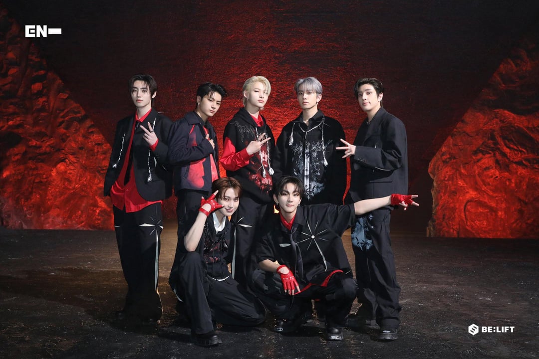 Песни enhypen sacrifice. Sacrifice enhypen. Чонвон blessed-cursed. Enhypen участники. Песни enhypen sacrifice.