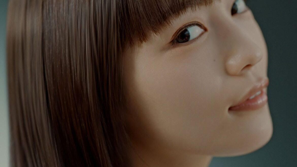 川口春奈、サラツヤ美髪で魅せる「いち髪 THE PREMIUM」新CM