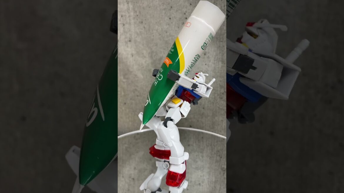 アトリックスハンドクリームと組体操をする一番くじE賞のガンダム