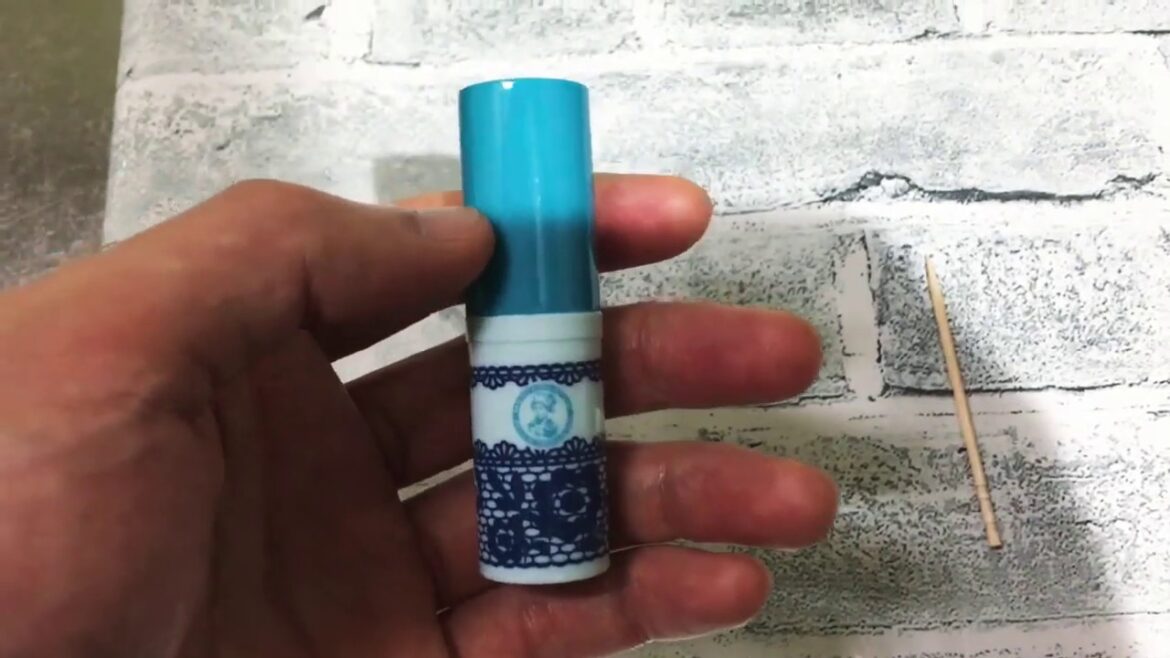 【リップクリームを最後まで使い切る方法】色んなの試したけどこれがベスト。すべて使い切る事を可能にした画期的な発明。爪楊枝を刺して冷凍庫で凍らせて引き抜くだけ。使用済みリップスティック2本が必要。