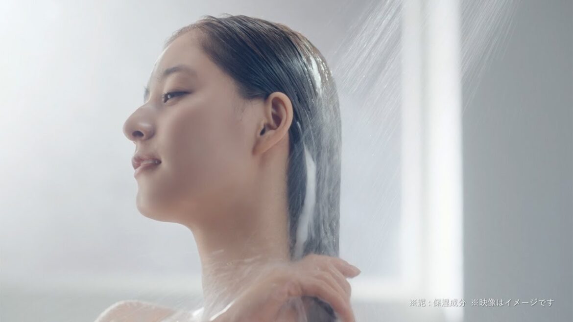 新木優子、「泥のシャンプー」にうっとり顔　DROAS新CM「サロン・ドロアス篇」